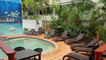 Udendørs pool, parasoller, liggestole