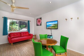 Dreibettzimmer (1 Queen and 1 Single Bed) | Pillowtop-Betten, Schreibtisch, Verdunkelungsvorhänge