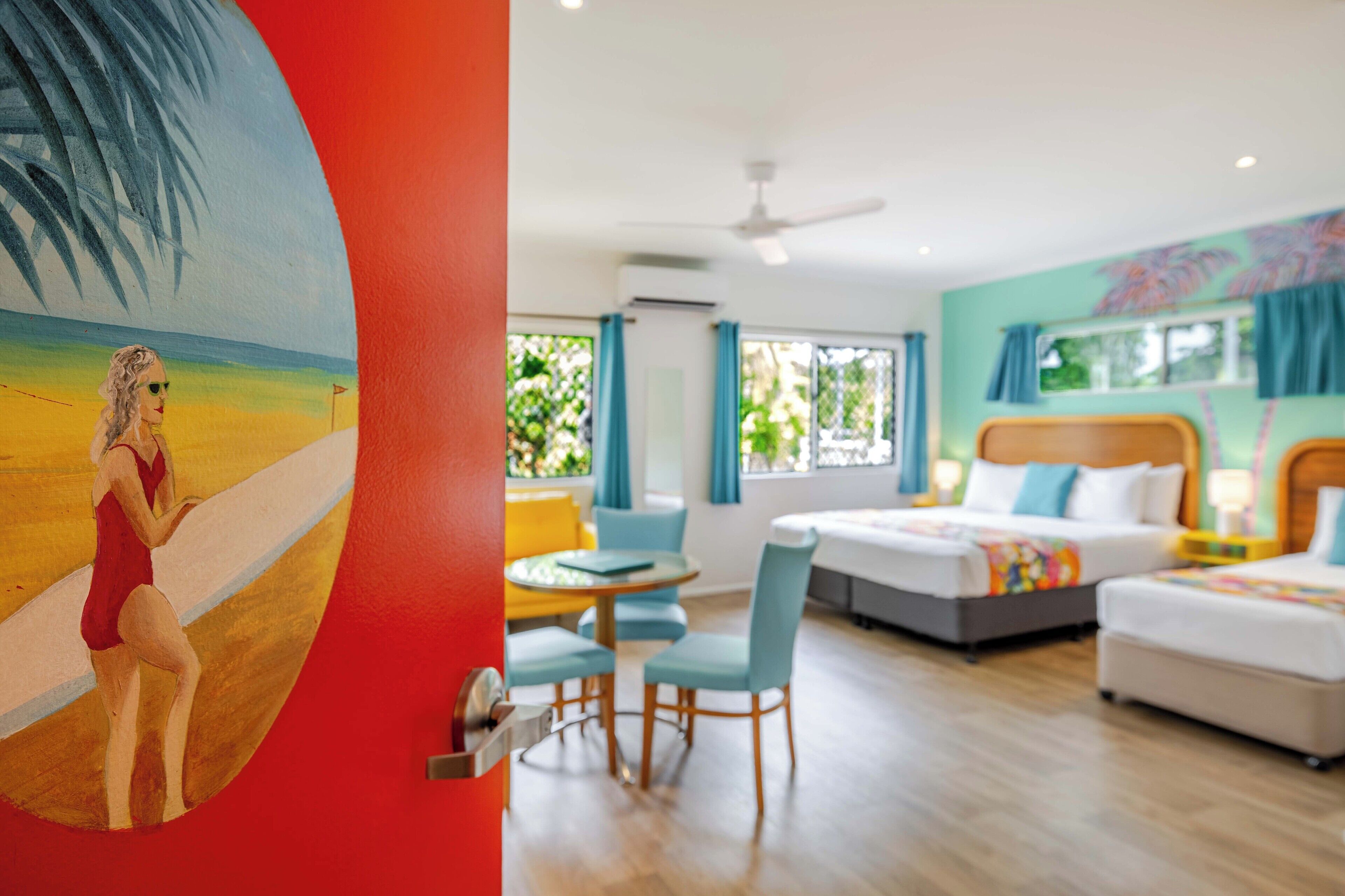 トリプルルーム (1 Queen and 1 Single Bed) | ピロートップベッド、デスク、遮光カーテン、防音設備