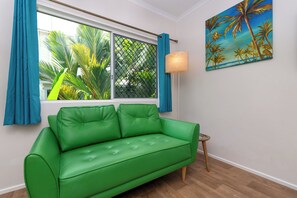 트리플룸 (1 Queen and 1 Single Bed) | 필로우탑 침대, 책상, 암막 커튼, 방음 설비