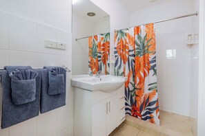 Studio, 1 Queen Bed | Pillow-top beds, desk, blackout curtains, soundproofing - Port Douglas Motel (Port Douglas)