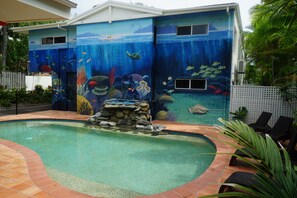 Outdoor pool, pool umbrellas, pool loungers - Port Douglas Motel (Port Douglas)