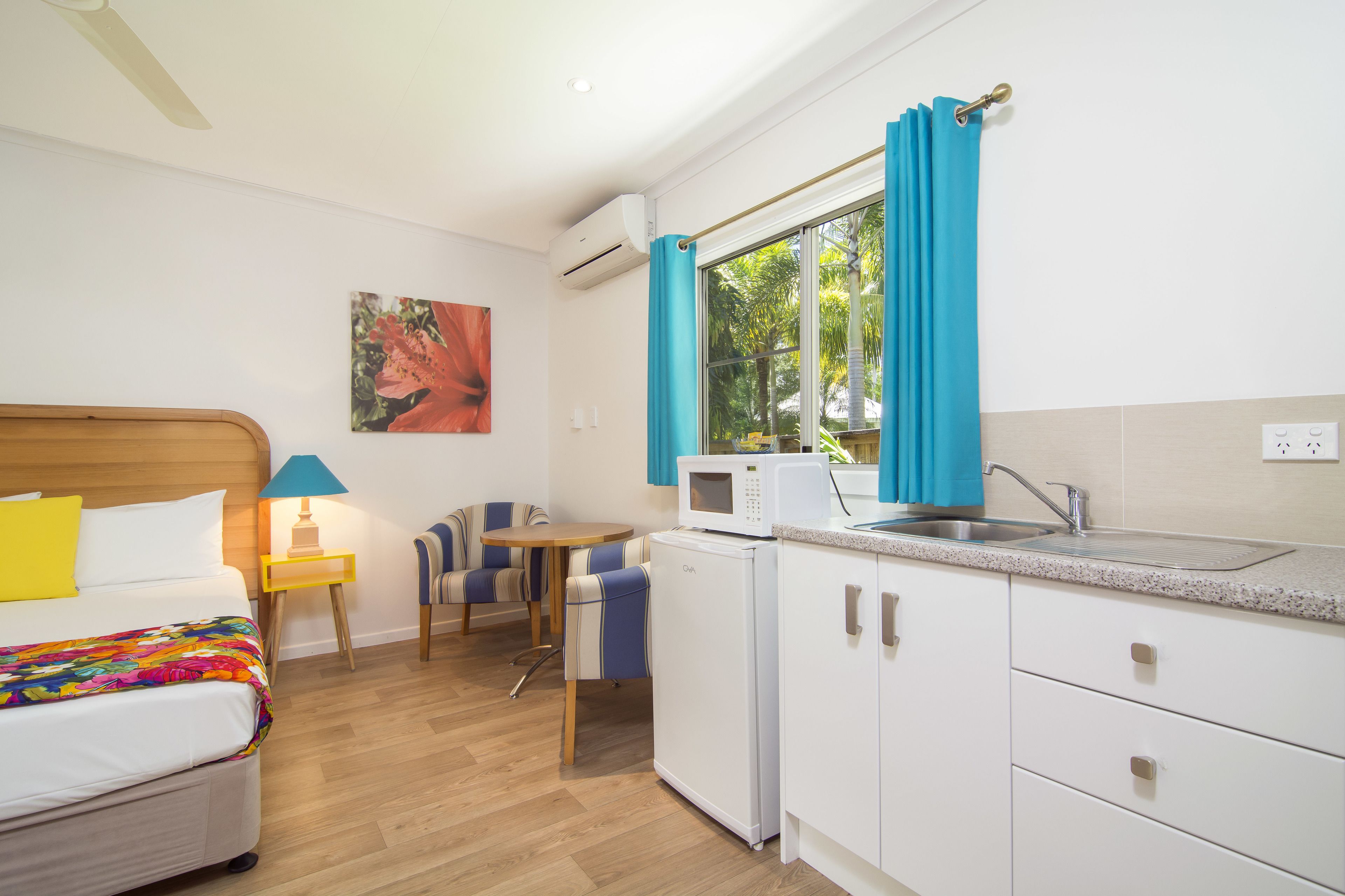 Studio, 1 Queen Bed | Pillowtop beds, desk, blackout drapes, soundproofing