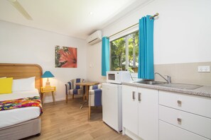 스튜디오, 퀸사이즈침대 1개 | 필로우탑 침대, 책상, 암막 커튼, 방음 설비