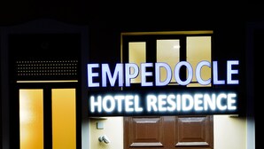 The entrance to the Empedocle Hotel Residence with a staircase leading inside. - Hotel Residence Empedocle (Messina)