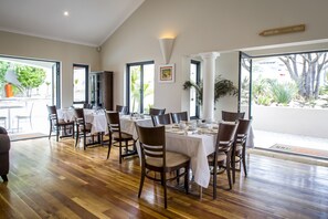 Breakfast area - Orange Inn Knysna (Knysna)