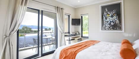 Luxe tweepersoonskamer, 1 queensize bed, balkon, aan het meer | 1 slaapkamer, Select Comfort-bedden, een kluis op de kamer