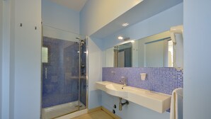 Classic Double Room | Bathroom | Shower, hair dryer - Villa Mazzella (Procida)