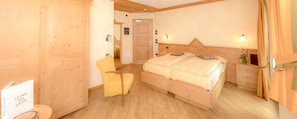 Quarto triplo conforto, para não fumantes, vista para a montanha | Roupas de cama premium, edredons de pluma, cofres nos quartos