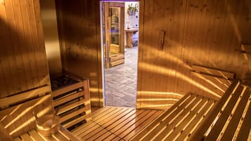 Un sauna, una bañera de hidromasaje, baño turco, baño turco/hammam