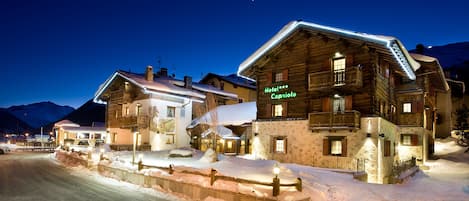 Fassade der Unterkunft – Abend/Nacht