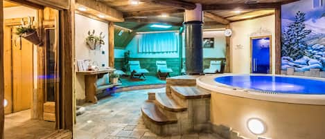Sauna, hot tub, steam room, Turkish bath/hammam, body treatments