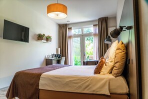 Deluxe dubbelrum - 1 queensize-säng - utsikt mot trädgården | Gratis wi-fi och sängkläder