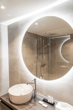 Junior Suite | Bathroom | Towels, soap, shampoo, toilet paper - Hotel Veere (Veere)