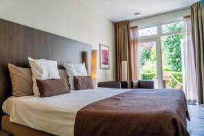 Deluxe dubbelrum - 1 queensize-säng - utsikt mot trädgården | Gratis wi-fi och sängkläder