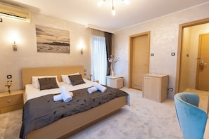 Hypo-allergenic bedding, minibar, in-room safe, desk