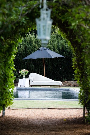 Outdoor pool, pool umbrellas, pool loungers - Jan Harmsgat Country House (Boesmanspad)