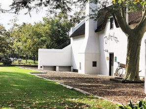 Un bâtiment blanc sur lequel on peut lire l’inscription « Chicory ».