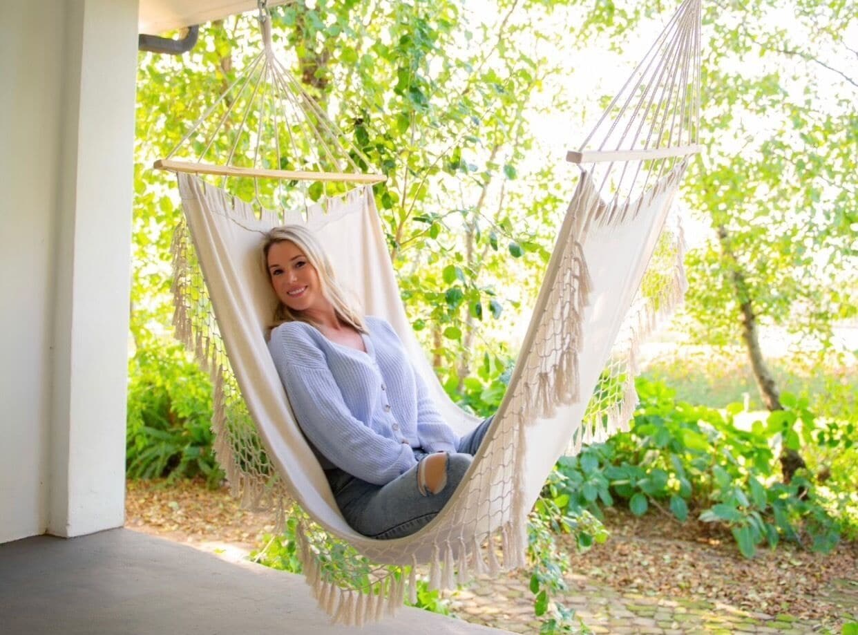 Una silla hamaca en un jardín.
