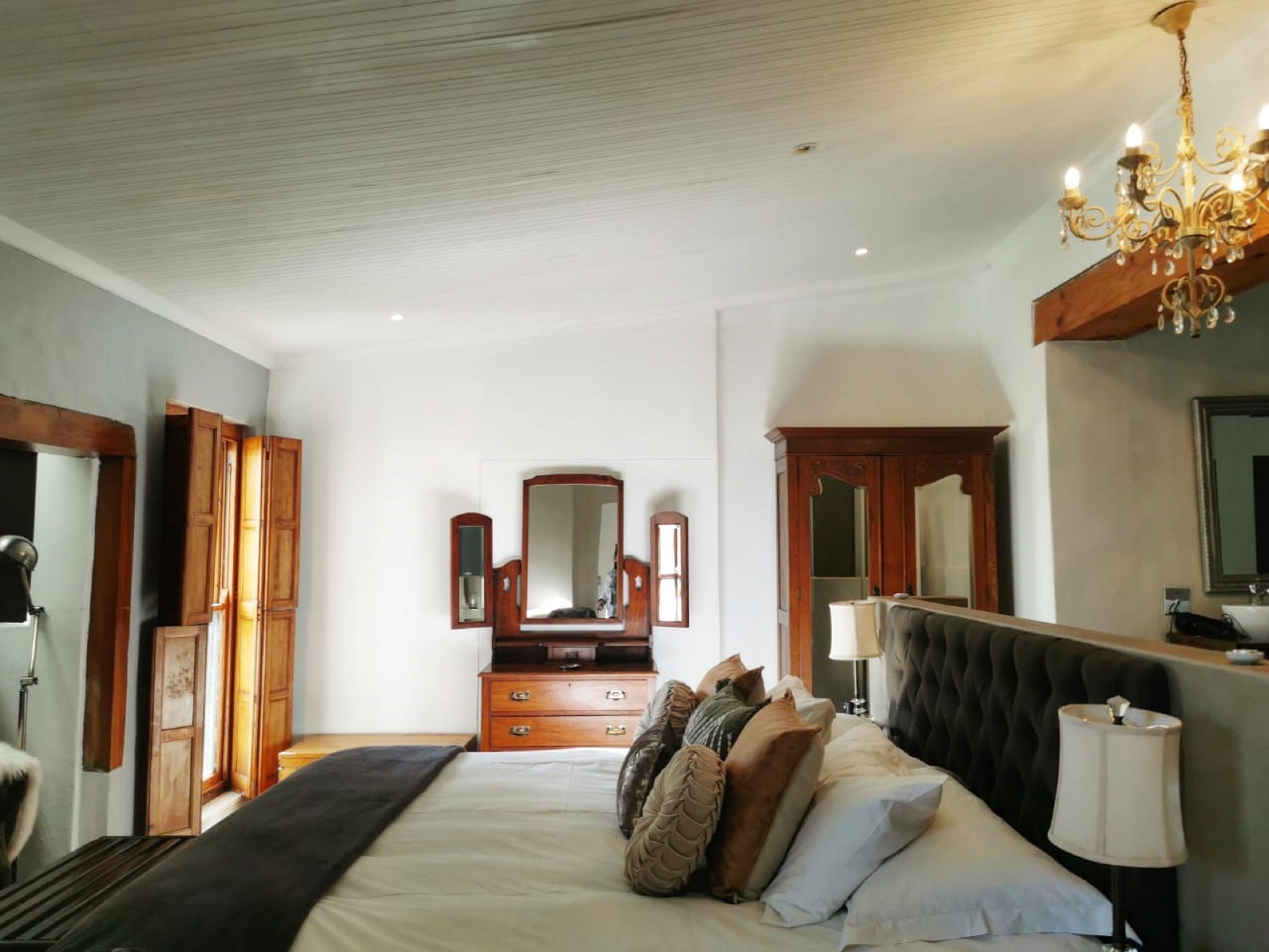 أغطية فراش متميزة وأسرّة بطبقة علوية مريحة وميني بار وخزنة داخل الغرفة