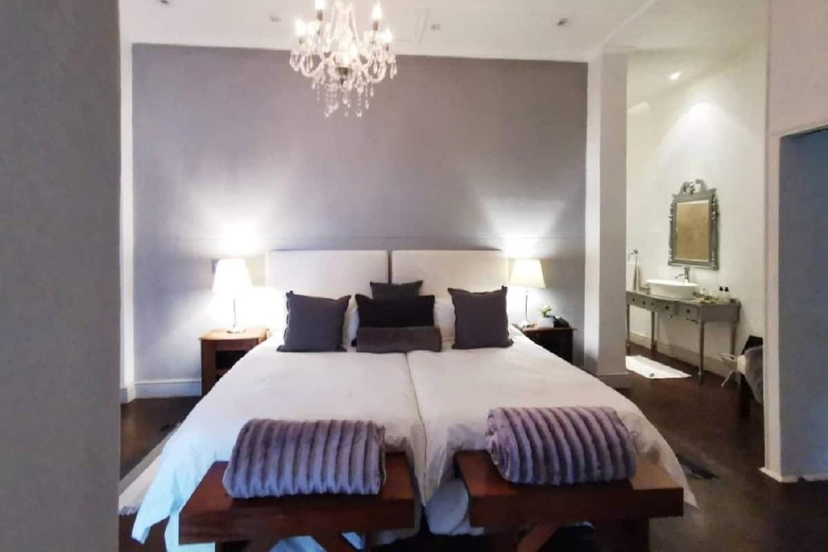 Superior Suite | Premium bedding, pillowtop beds, minibar, in-room safe