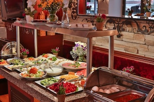 Ein Buffet mit verschiedenen Speisen und einer Glastheke mit Eiern.