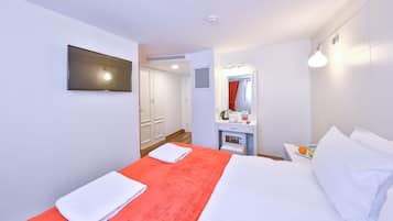 Double Room, 1 Double Bed | Minibar, in-room safe, desk, soundproofing