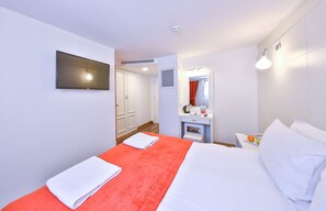 Double Room, 1 Double Bed | ミニバー、セーフティボックス (室内)、デスク、防音設備