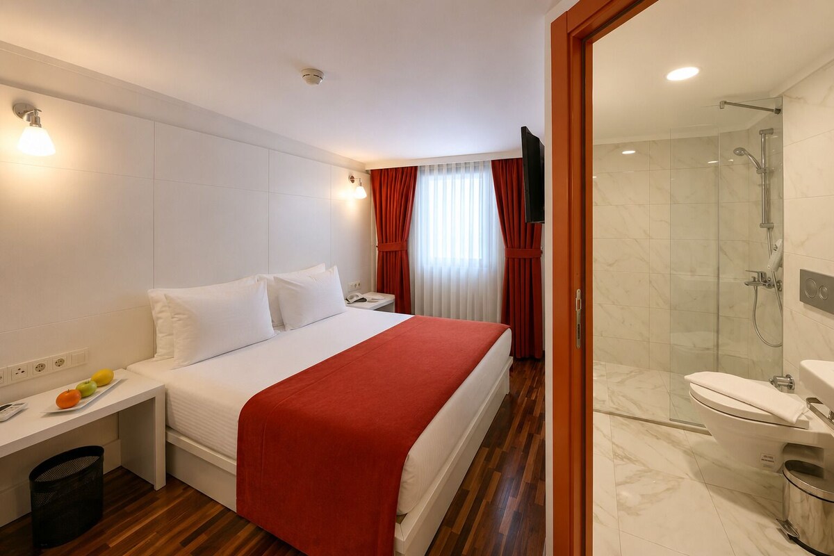 Double Room, 1 Double Bed | Frigobar, cofres nos quartos, escrivaninha, quartos à prova de som