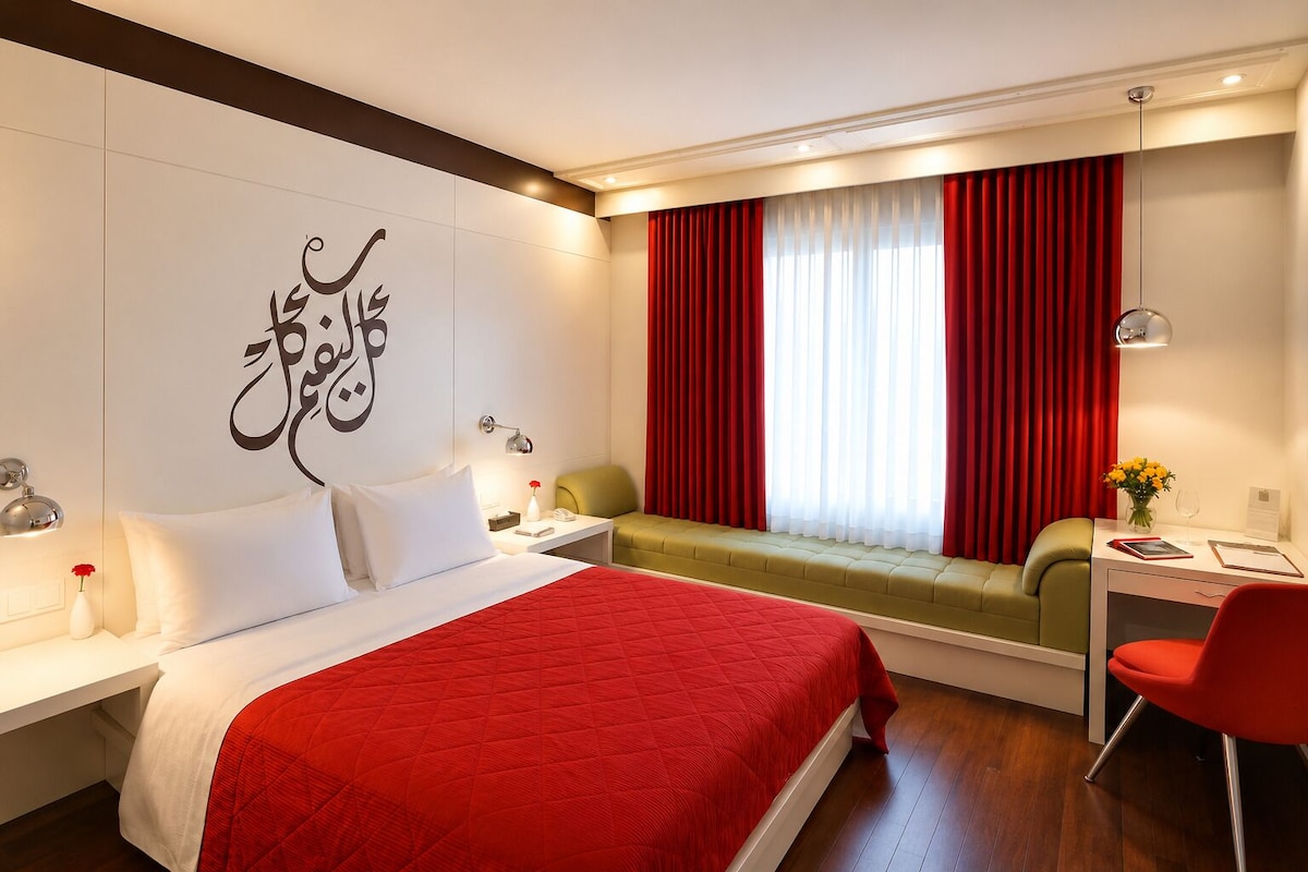 Quarto luxo | Frigobar, cofres nos quartos, escrivaninha, quartos à prova de som