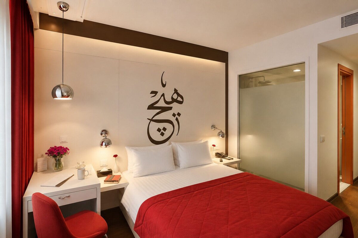 Quarto casal básico (Basement) | Frigobar, cofres nos quartos, escrivaninha, quartos à prova de som