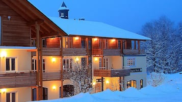Fassade der Unterkunft – Abend/Nacht