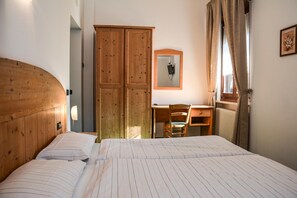 In-room safe, desk, free cots/infant beds, free WiFi - Mezzolago (Ledro)