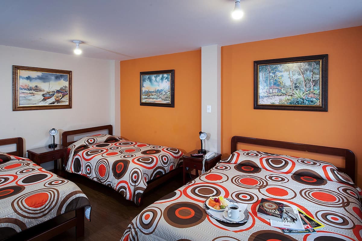 Dreibettzimmer | Zimmersafe, individuell dekoriert, Schreibtisch, Verdunkelungsvorhänge