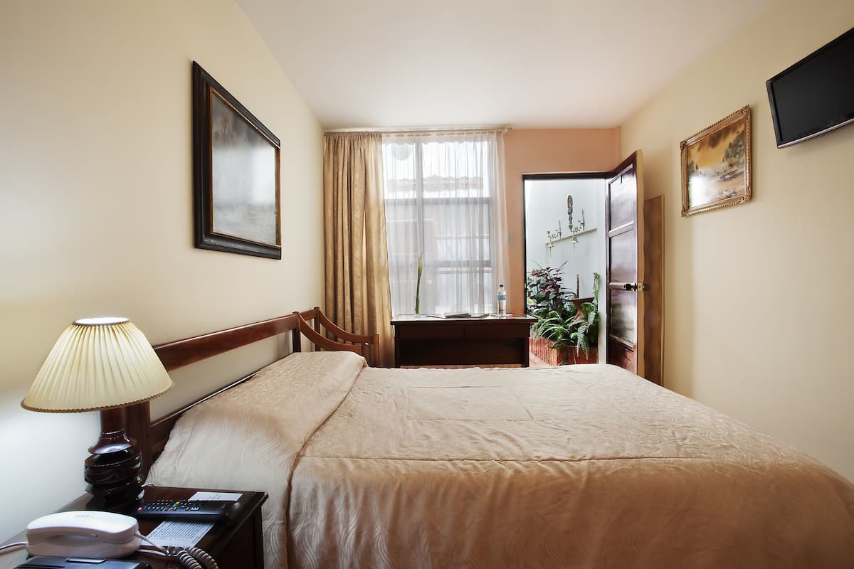 Einzelzimmer | Zimmersafe, individuell dekoriert, Schreibtisch, Verdunkelungsvorhänge