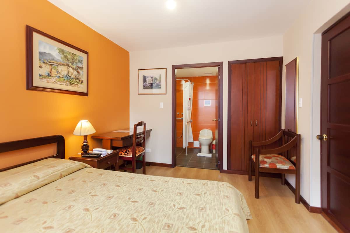 Habitación estándar doble, accesible para personas con poca movilidad, planta baja | Zimmersafe, individuell dekoriert, Schreibtisch, Verdunkelungsvorhänge