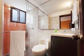 Shower, rainfall showerhead, free toiletries, hair dryer