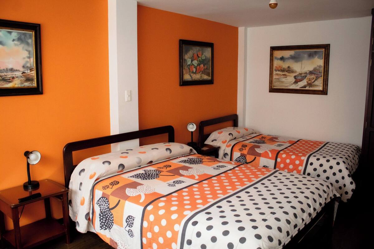 Zweibettzimmer | Zimmersafe, individuell dekoriert, Schreibtisch, Verdunkelungsvorhänge