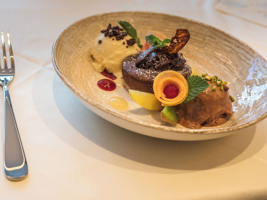 Ein Dessertteller mit einer Gabel daneben.