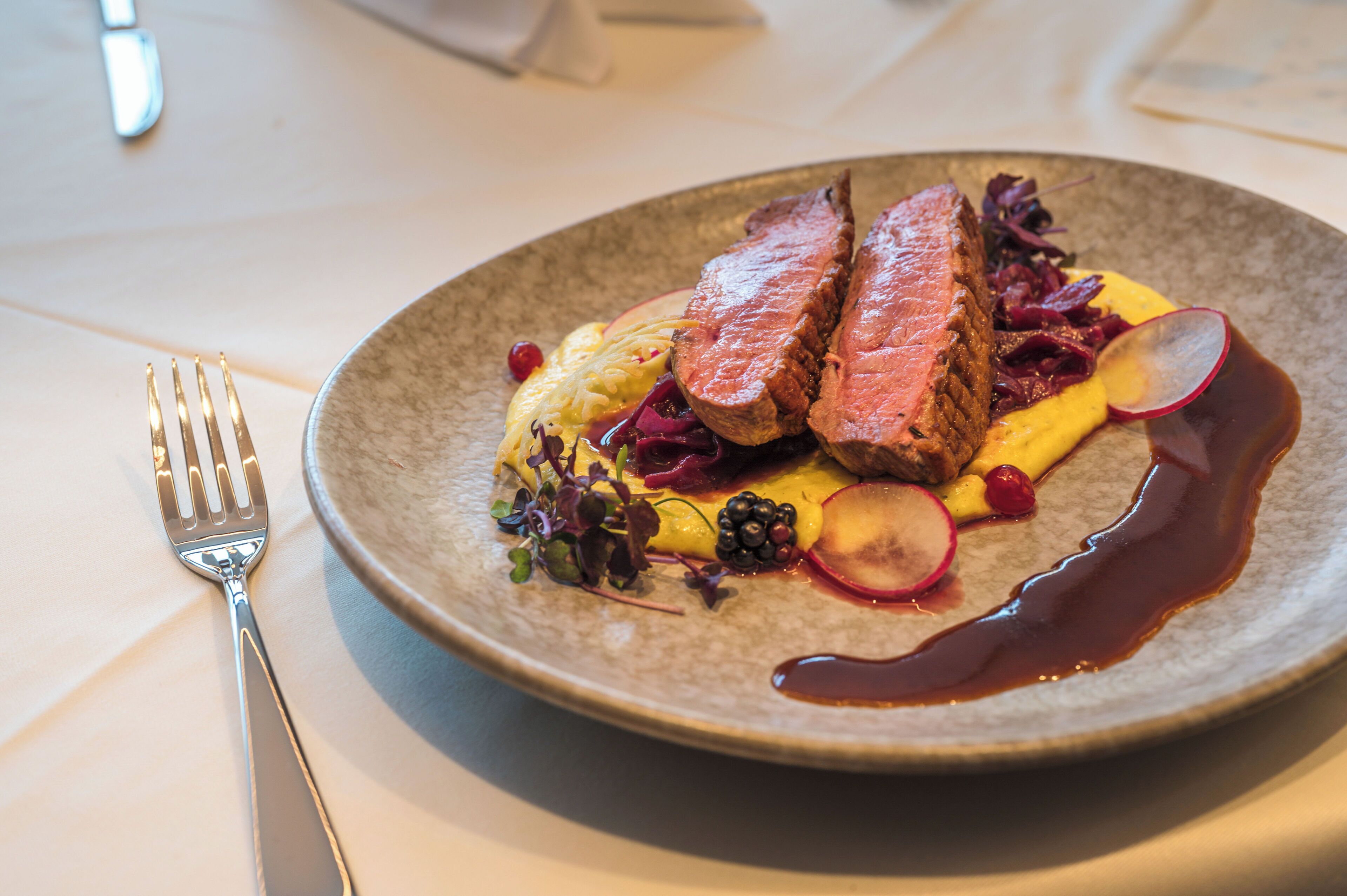 Ein Teller Essen mit einer Gabel auf der linken Seite.