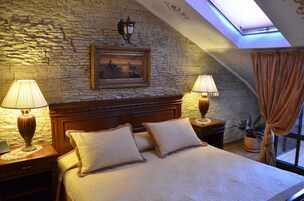 Minibar, decoración personalizada, muebles diferentes y escritorio 