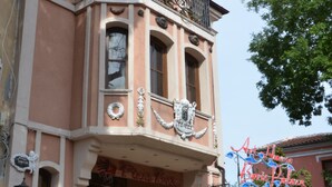 A two-story building with a balcony, a sign that reads "Art House Bar and Restaurant," and a small entrance with steps. - Boris Palace Boutique Hotel & Winery (Plovdiv)