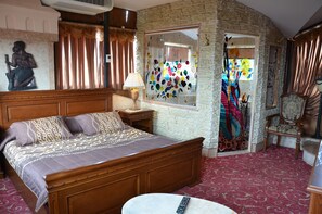 Suite superior | Minibar, decoración personalizada, muebles diferentes y escritorio 