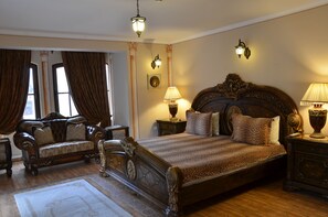 Suite | Minibar, décoration personnalisée, ameublement personnalisé, bureau