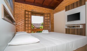 Chalé, sacada, vista para o jardim | Cofres nos quartos, Wi-Fi de cortesia, roupa de cama