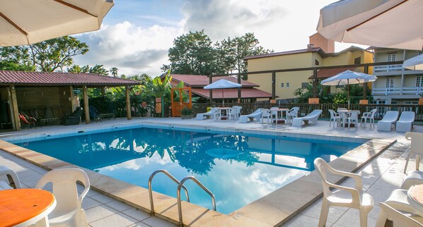 Piscine couverte, piscine extérieure, parasols de plage, chaises longues