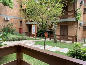 Chalet, balcon, vue jardin | Vue de la chambre