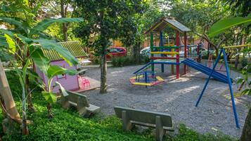 Lasten leikkialue ulkona