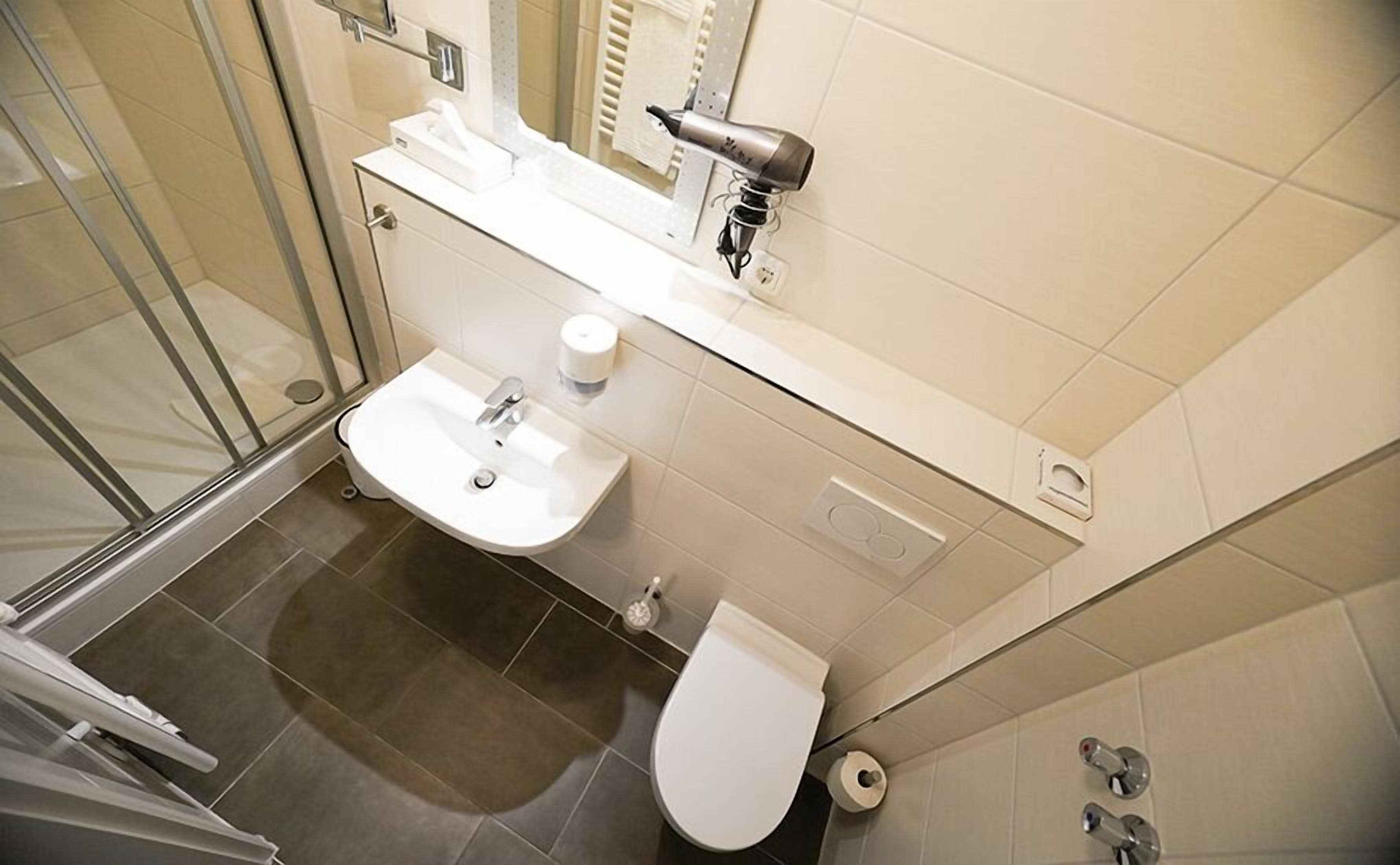 economy single room, 1 single bed | bathroom | shower, free toiletries, hair dryer, towels