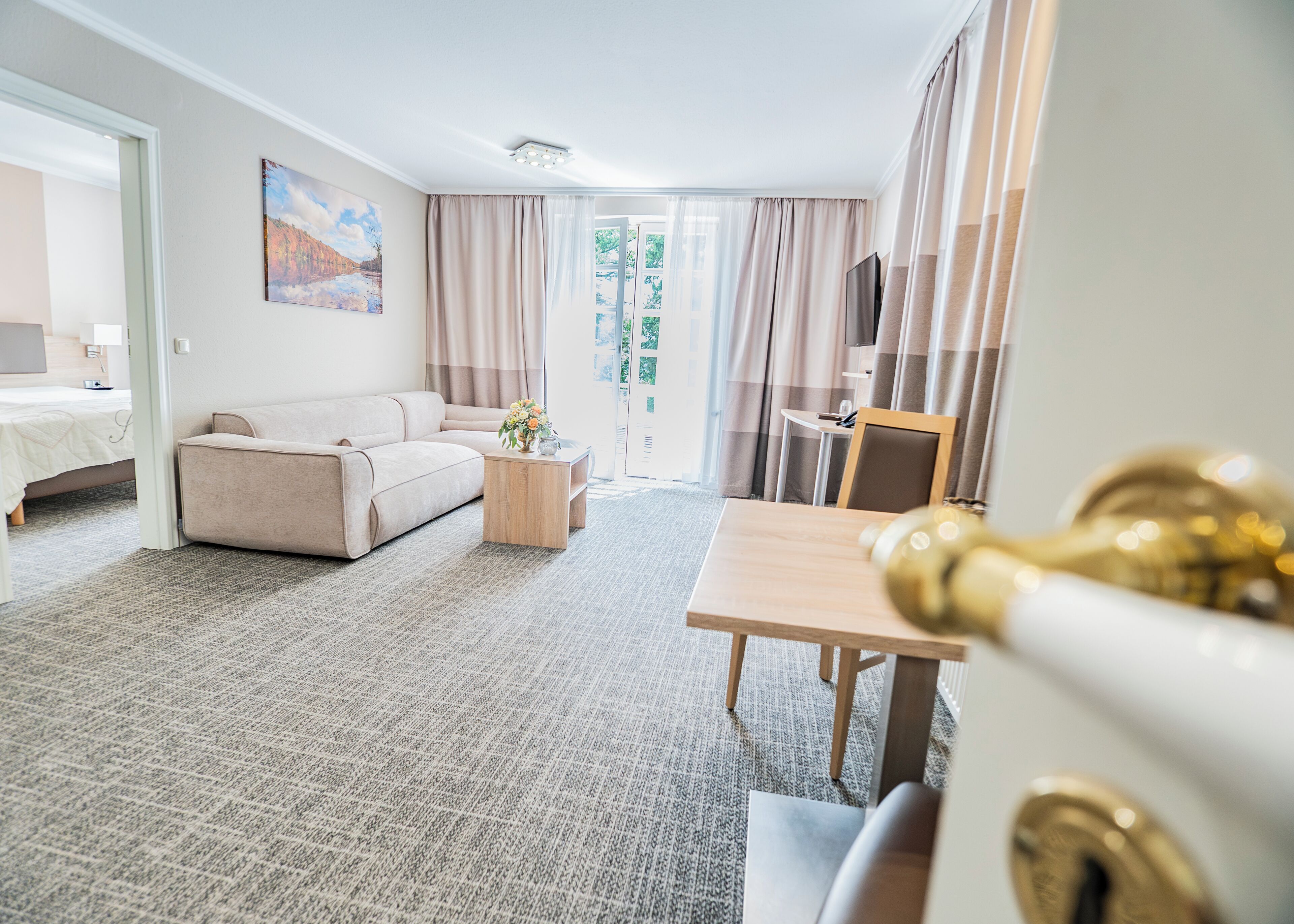 Standaard suite | Hypoallergeen beddengoed, een minibar, een kluis op de kamer, een bureau